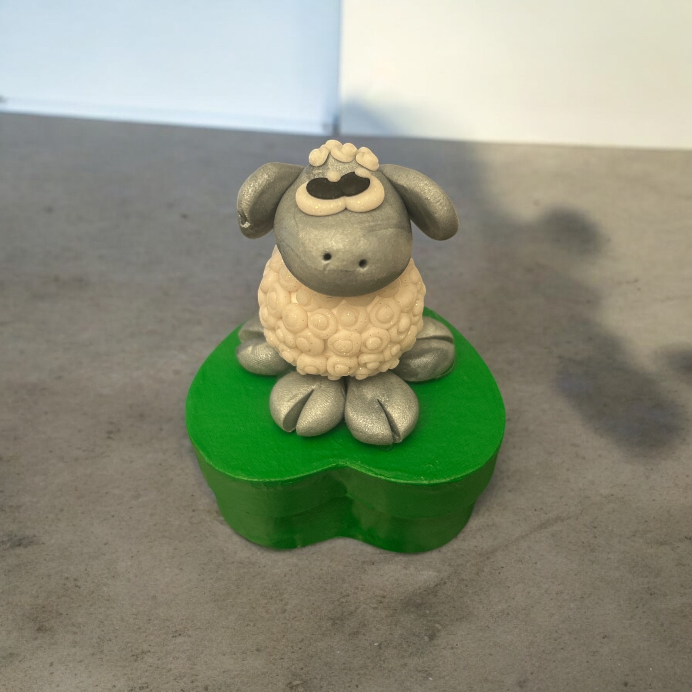 Boite à trésor avec socle en kraft - forme de coeur